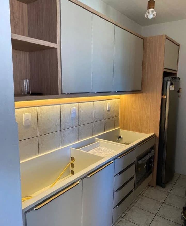 Cozinha instalada com LED sob os armários e madeira clara
