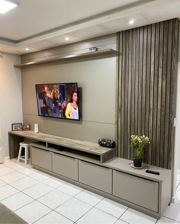 Sala com painel de TV ripado e rack suspenso